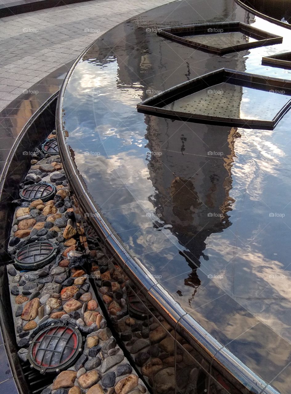 Москва. м. Белорусская. Отражение колокольни храма Николая Чудотворца в фонтане.