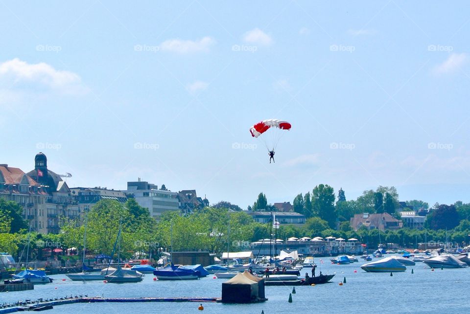 Parachute in paradise 