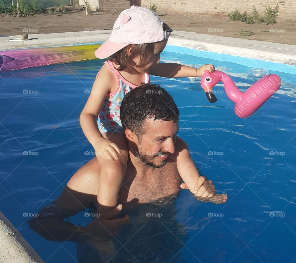 el padre con su hija disfrutan un día de verano