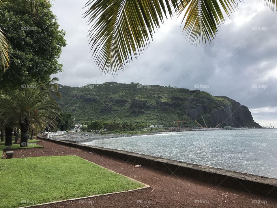 Le Barachoie à Saint-Denis de La Réunion dans l'océan Indien, vue sur la montagne et l'océan 