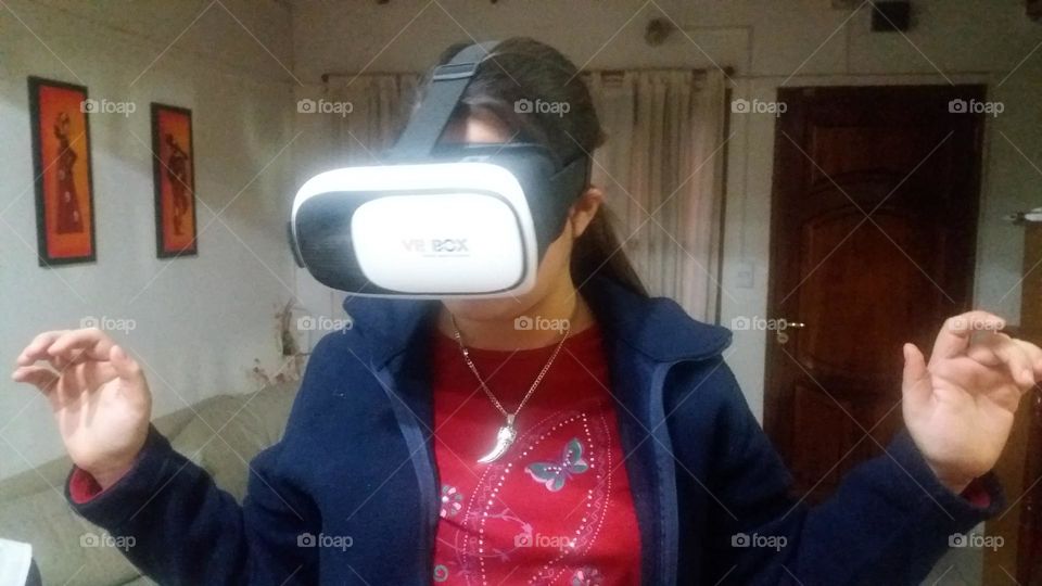 la niña y la realidad virtual