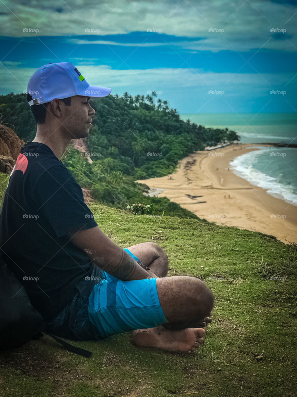 Meditando e se alongando com essa vista linda das falésias de arraial D’ajuda Bahia Brasil 🇧🇷