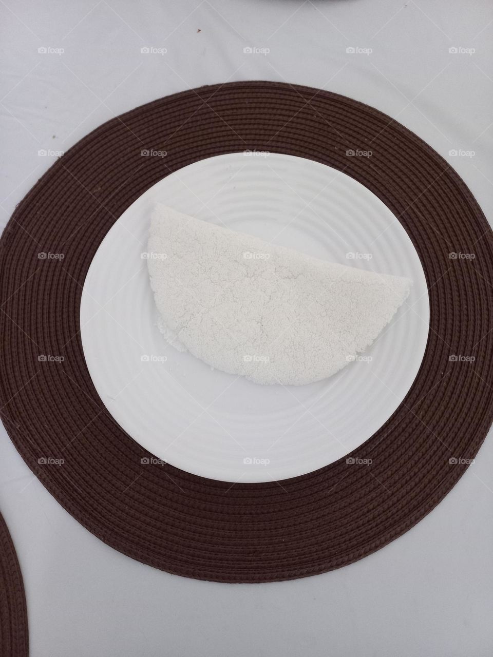 Beiju, beju ou biju. O beiju, também chamado de tapioca, é uma iguaria tipicamente brasileira, de origem indígena, feita com tapioca( fécula extraída da mandioca). Aquecida coagula-se e vira uma panqueca ou crepe seco.