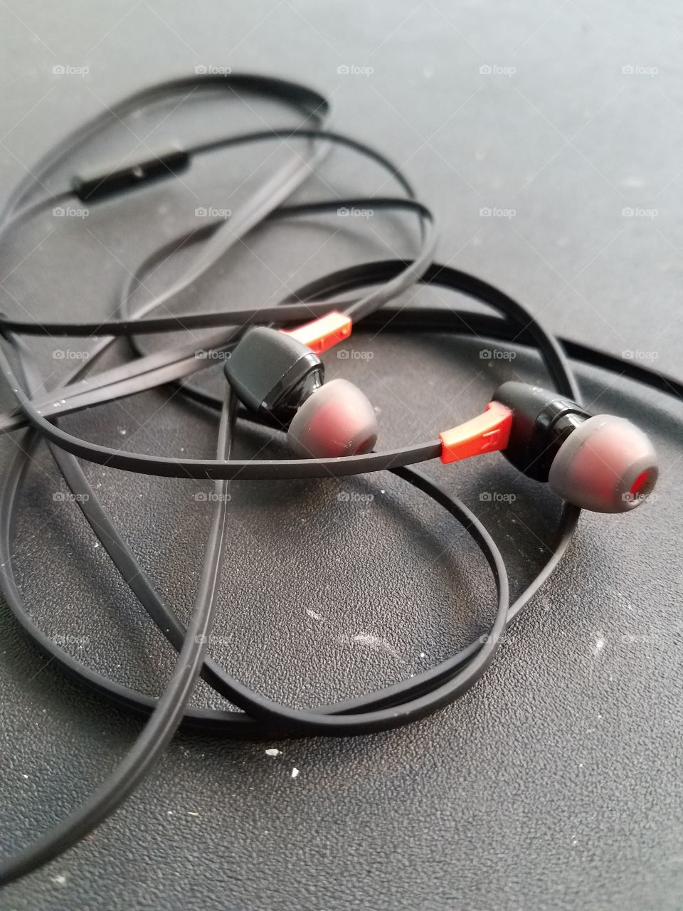 red and black ear buds
