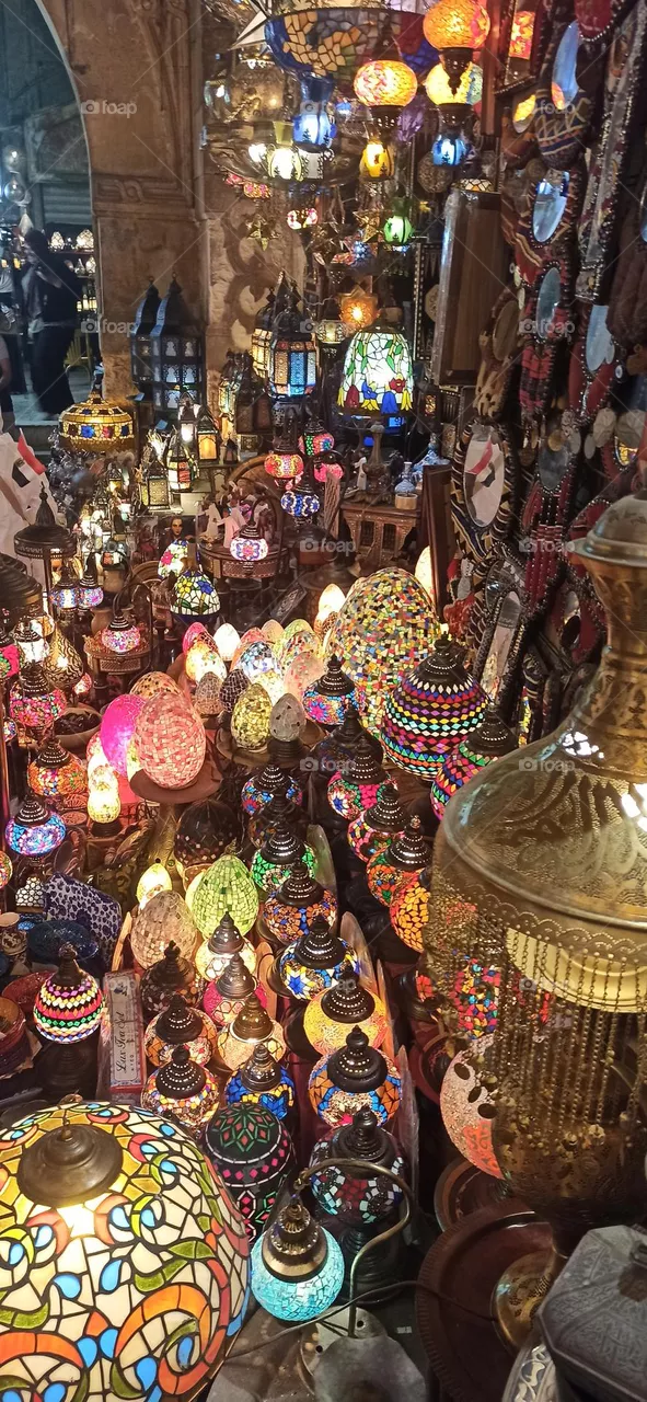 lámparas y decoración de colores con luces de colores en la noche de el Cairo