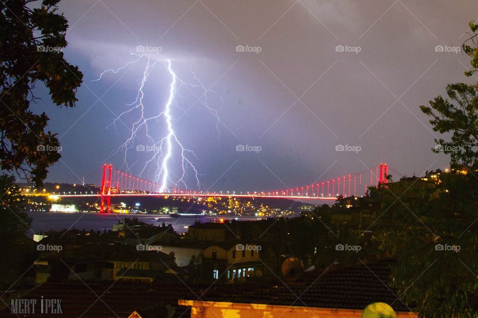 istanbul boğaz köprüsü üzerinde şimşek