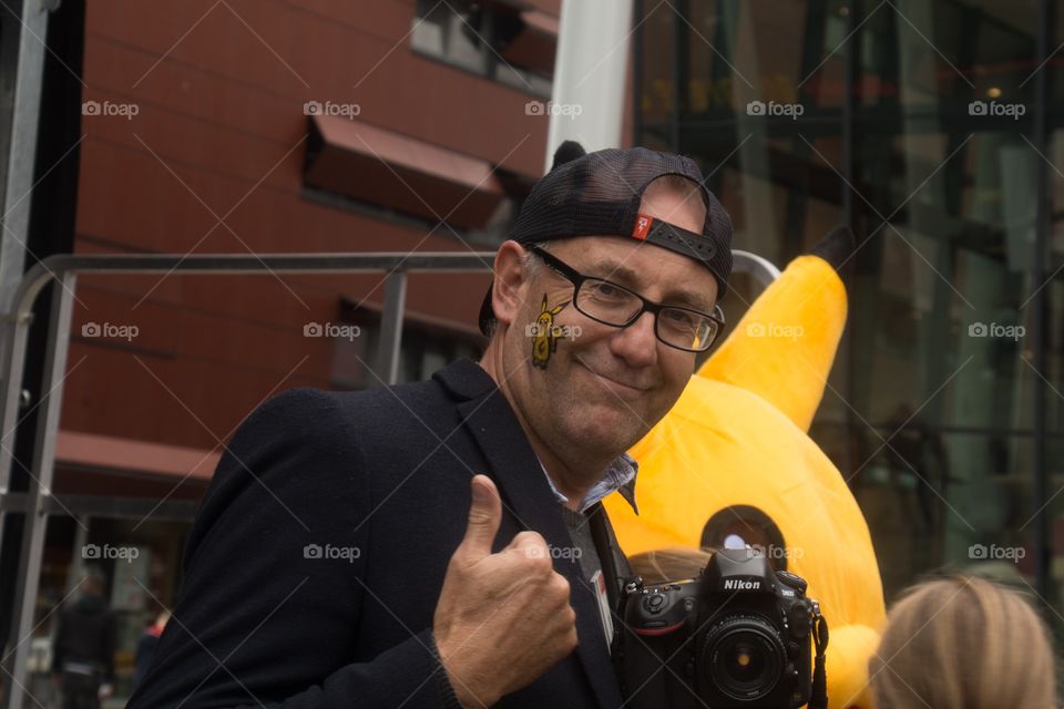 A photographer with pikatchu on his cheek