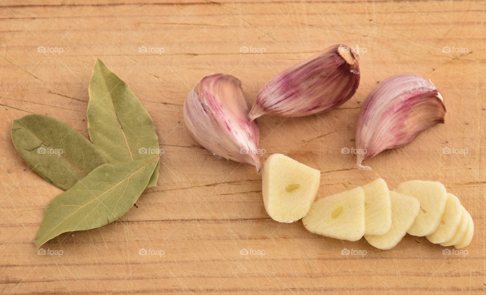 sliced garlic