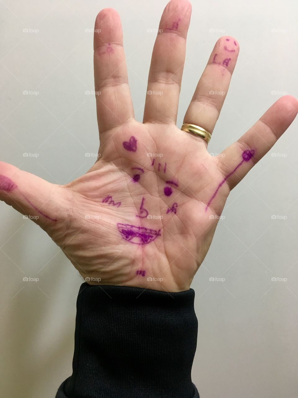 Mão pintada com carinhas (e com a renta que não sai). Que “obra de arte” da minha filha Marina🍭