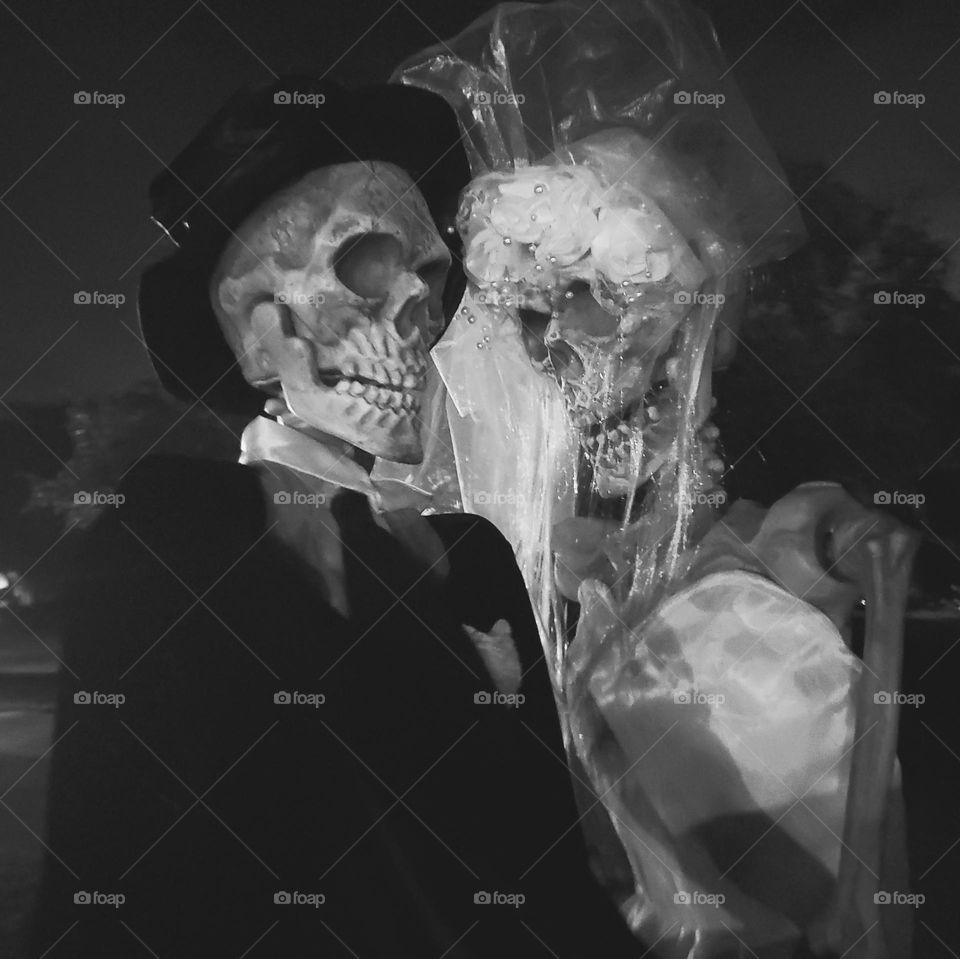 Hallowed bride and groom skeleton deco - Black and white