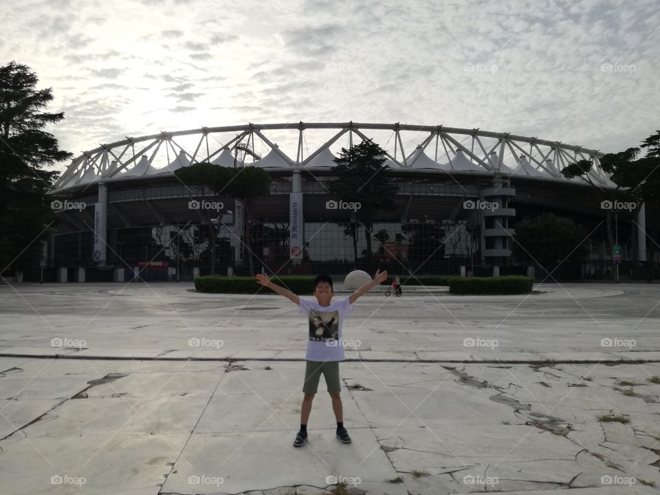 Child and stadium