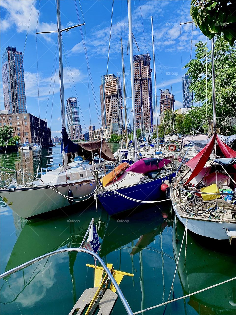 „Newtown Creek“ is by all means a beautiful and highly interesting place to be and to study. Various different types of boats are here to liven up the scenery as well. 2023. Hypnotic Productions