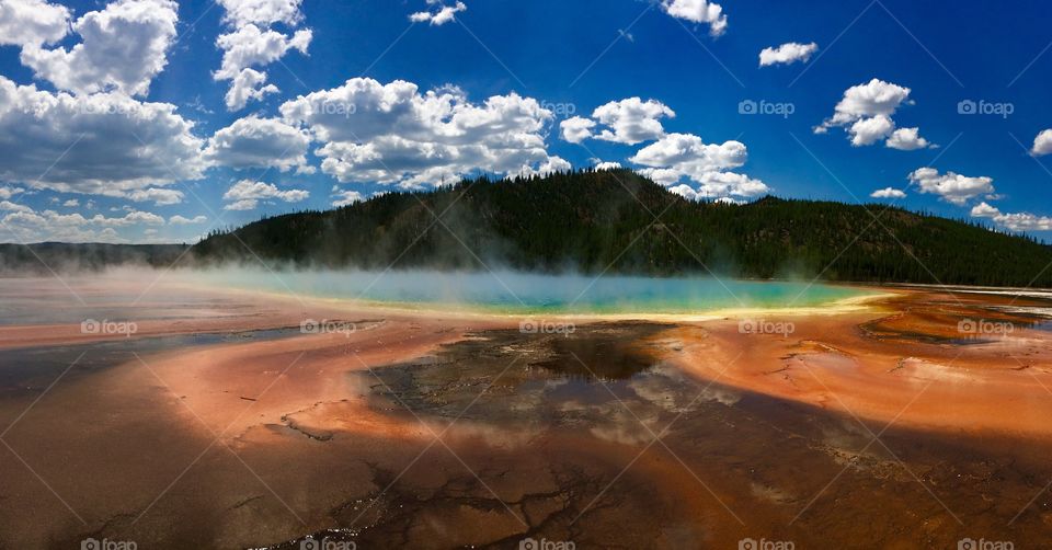 Grand prismatic hotspring in Yellowstone 