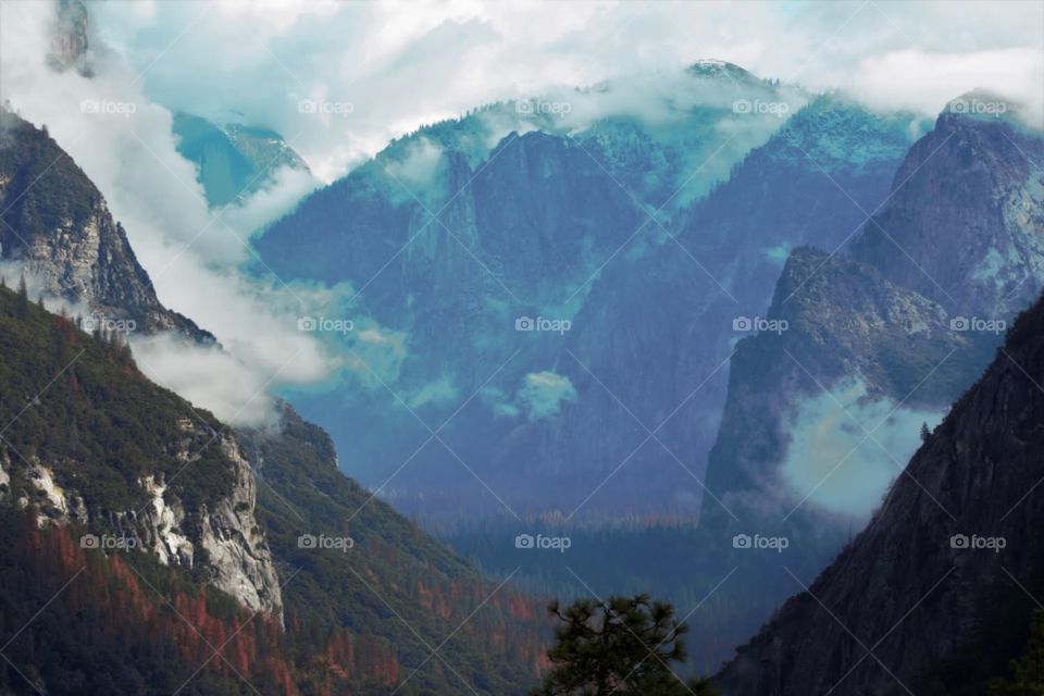 Amazing cloudy peaks and valleys in Yosemite 