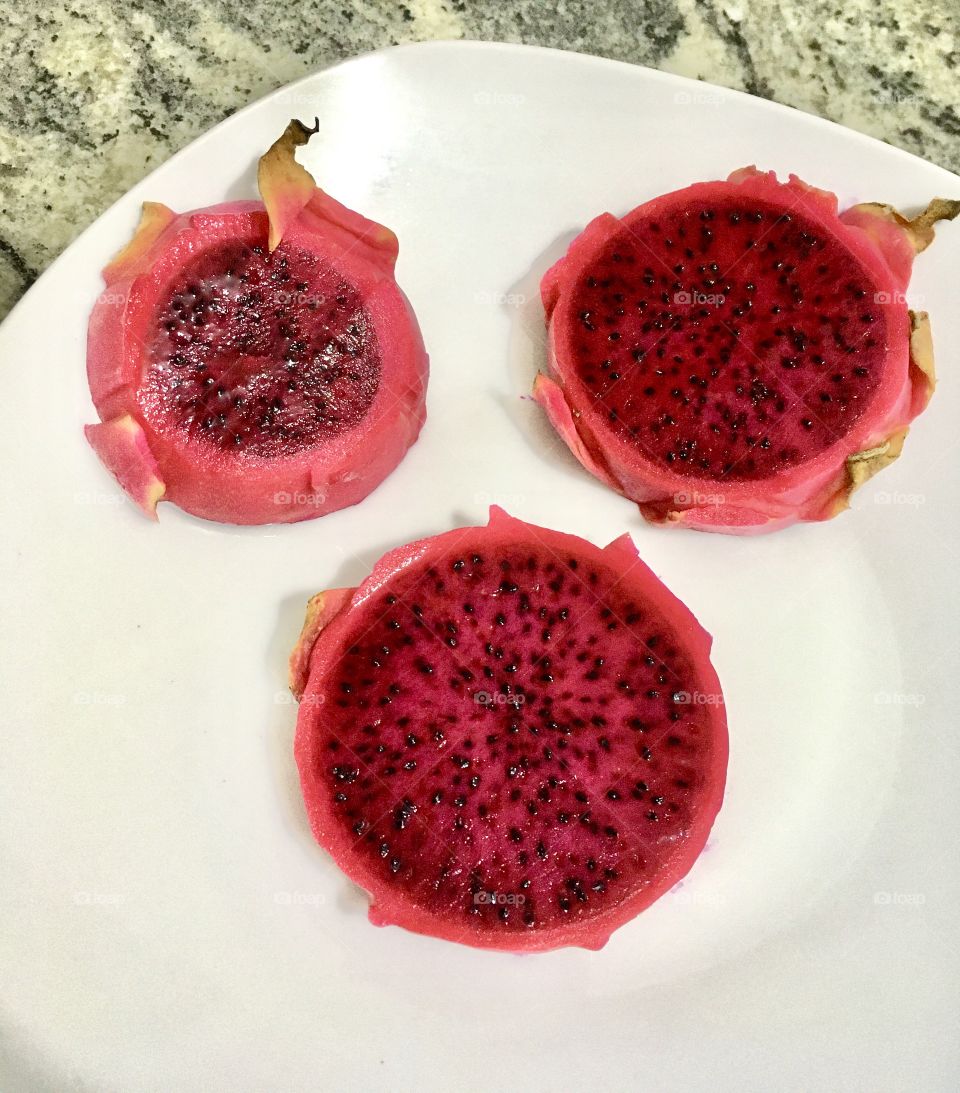 🇺🇸 Pitaya: a delicious fruit is very rich in iron, which is doing well in Brazil.  There are 3 pieces here!  Who wants? / 🇧🇷 Pitaya: uma fruta deliciosa é riquíssima em ferro, que está fazendo sucesso no Brasil. Há 3 pedaços aqui! Quem quer?