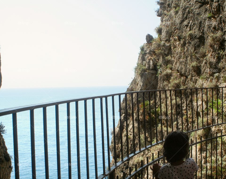 Child looking the sea