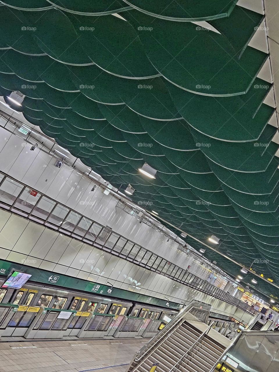 Are there a lot of green fish scales on the ceiling of the MRT?