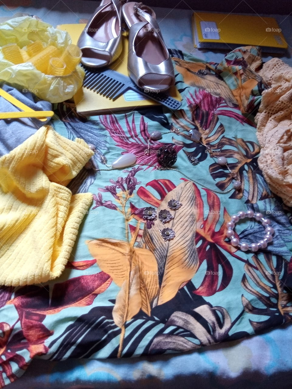 Colors of 2021: Ultimate Gray Illuminaling