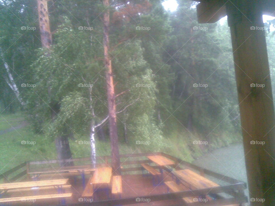 ffotomir дождь стол скамейки трава