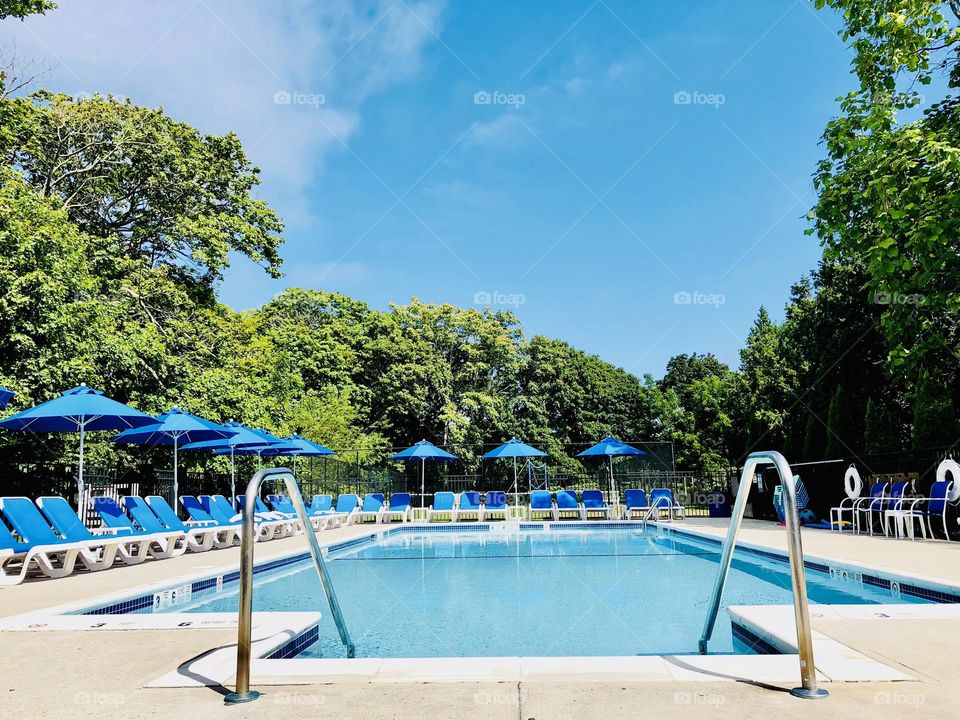 It’s summer and the pool is ready for sunbathing, swimming and soirées. 