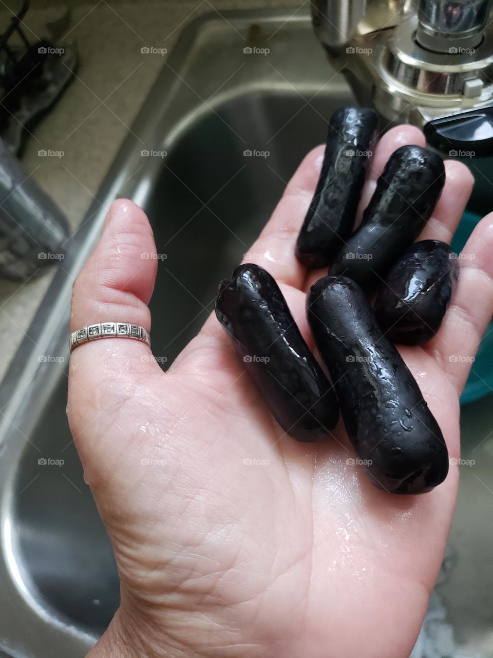 grapes,uvas en la mano listas para comer se ven algo raras no?