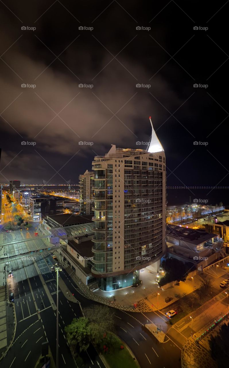 A symphony of lights creating the city’s heartbeat 💗