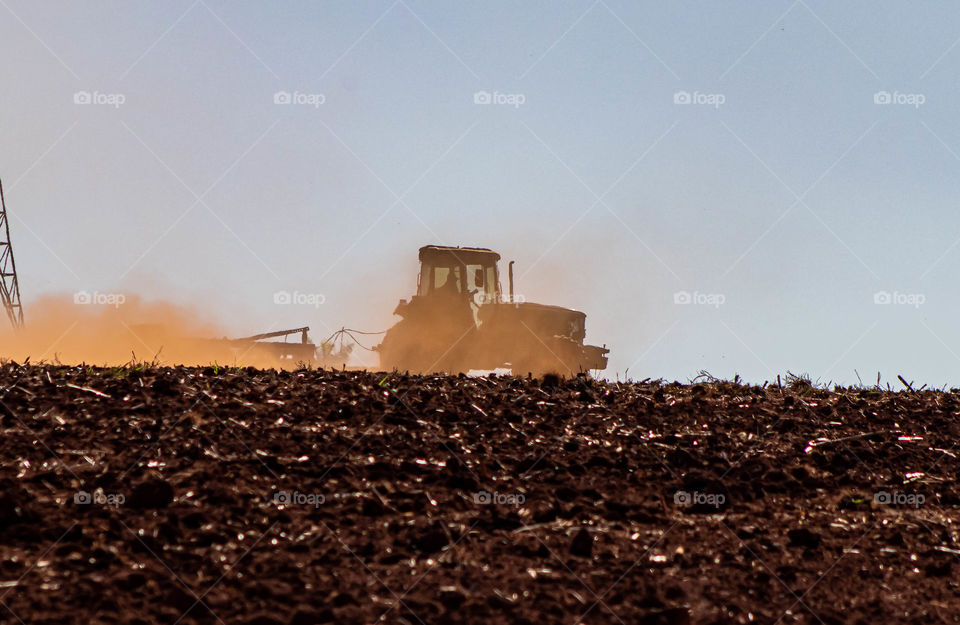 Trator em área rural no interior de São Paulo.