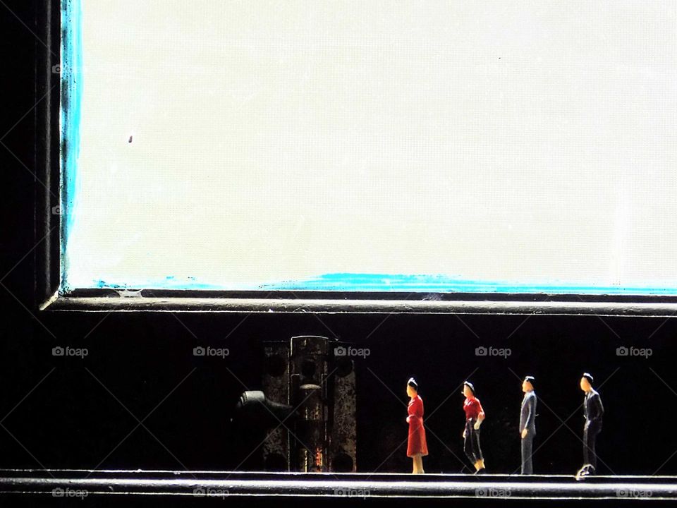 The world is covered, standing around the window