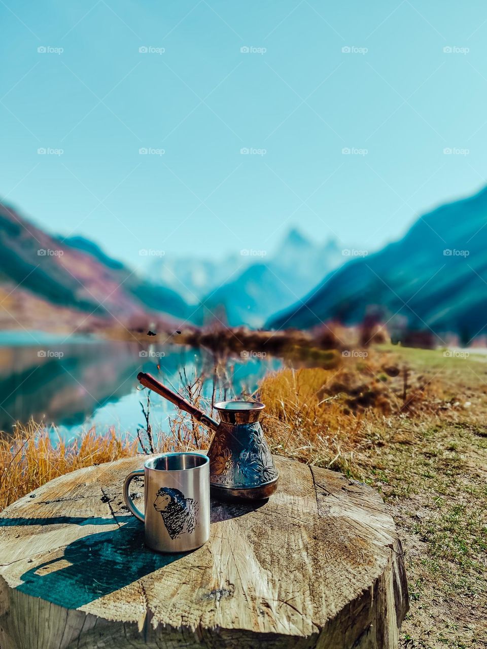 The mug is on me against the background of the mountains