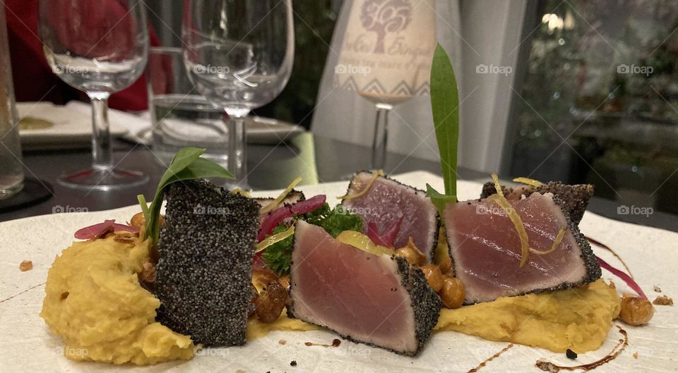 Tuna with humus and onion