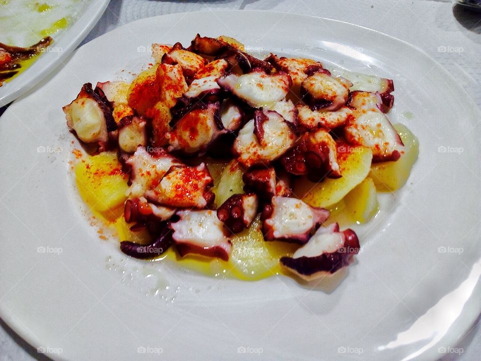 Exquisito plato típico de puelpo a la gallega con pimentón de La Vera.