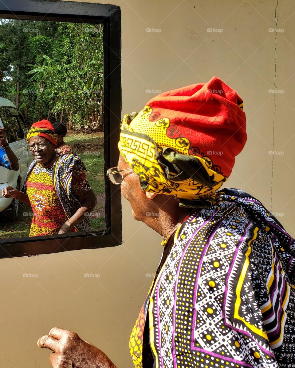 Grand mother on the window mirror, before leave home. She's so beautiful ✊🏿☺
April 02, 2023
09:23am