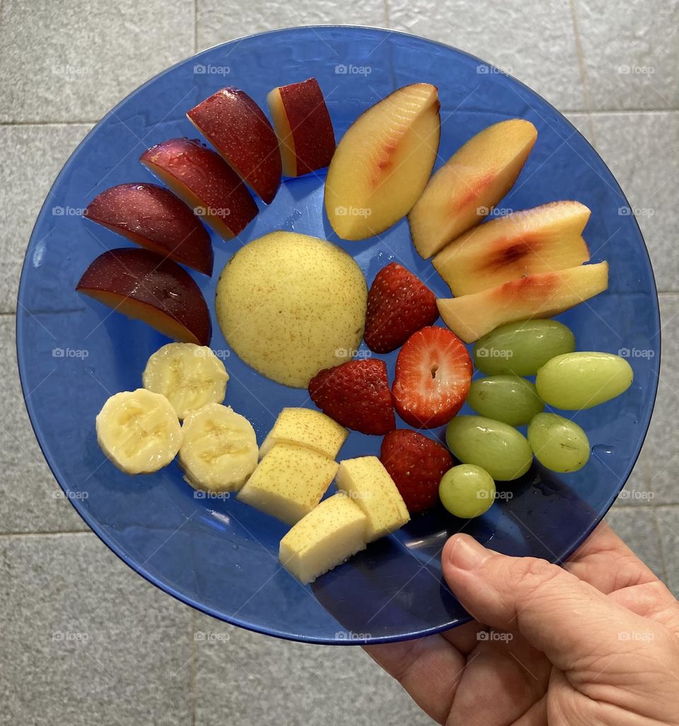 🇧🇷 Frutas doces e saudáveis para o almoço: temos pêssego, ameixa, banana, pêra, uva e morango!

🇺🇸 Sweet and healthy fruits for lunch: we have peaches, plums, bananas, pears, grapes and strawberries!