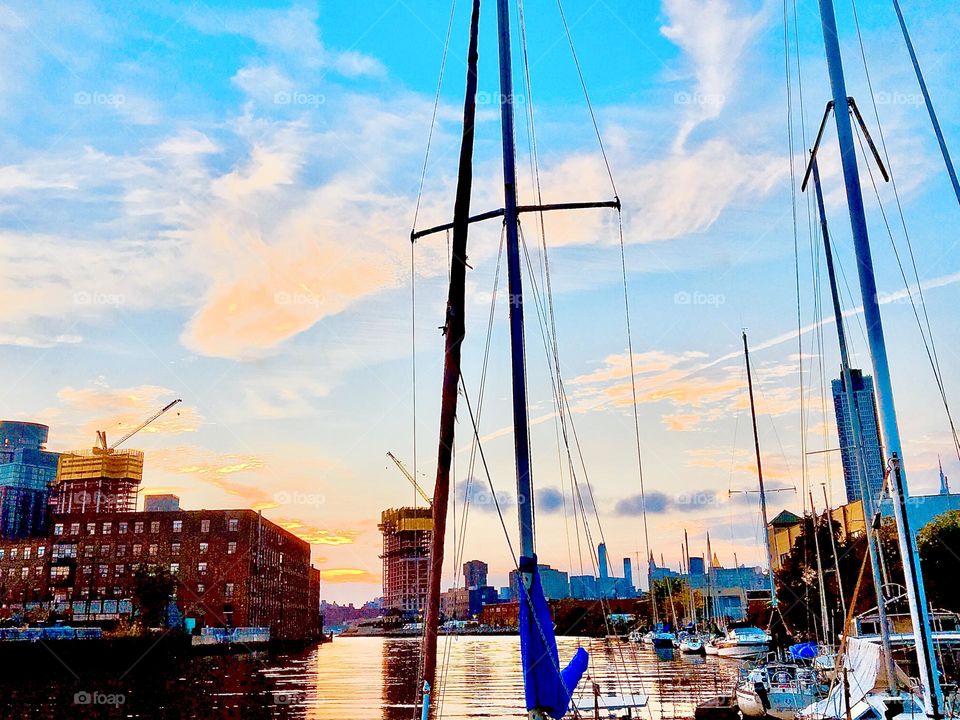 Another beautiful view of the Newtown Creek „harbor area“ in LIC, Queens, NY in the golden hour of sunset and of upcoming twilight. 2021. Hypnotic Productions