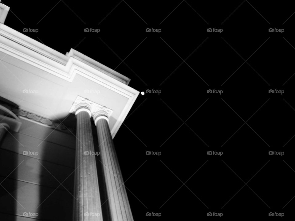 a long beam to support the roof.