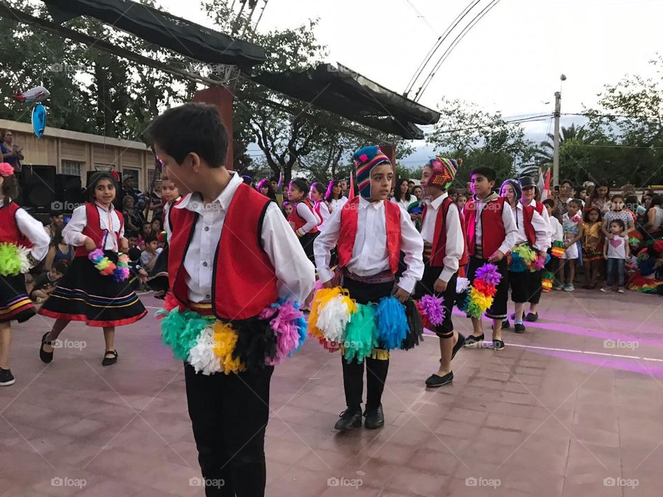 niños bailando en festejo