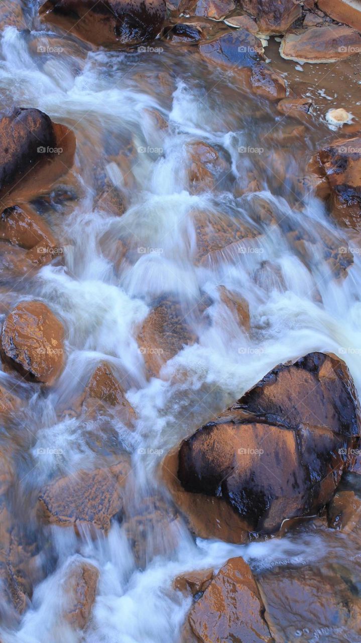 impresionante sonido el agua al choque con las rocas