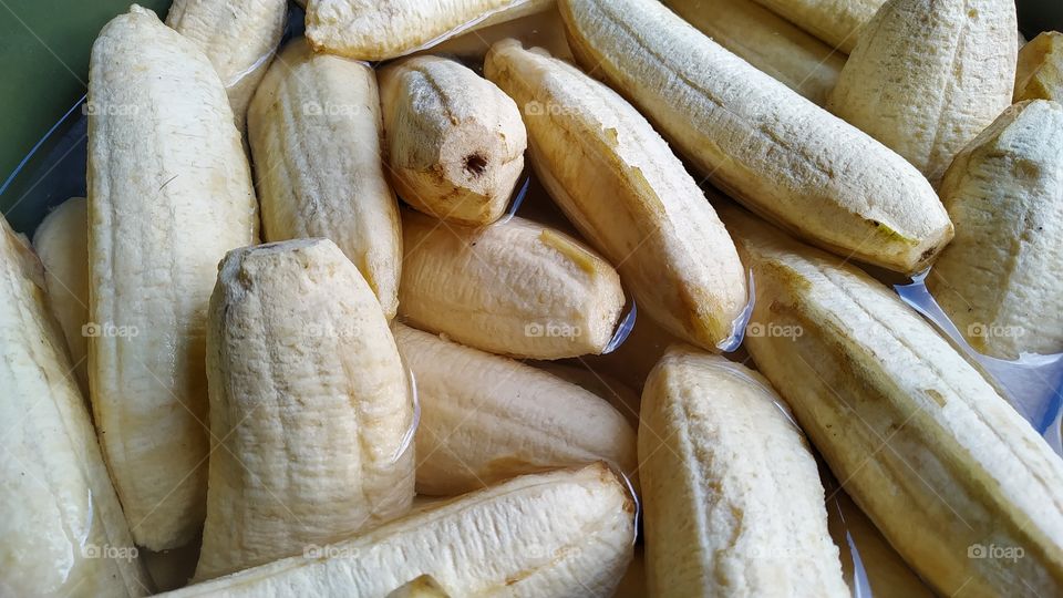 bananas that will be processed into banana chips are peeled and washed first with clean water, then cut and fried