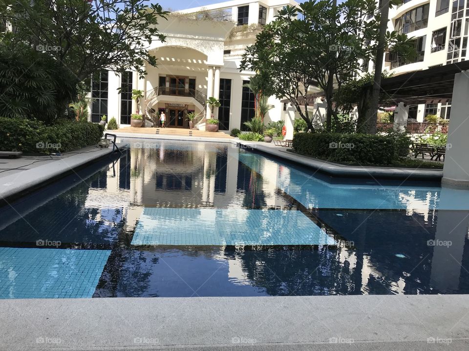 A pool with White House 