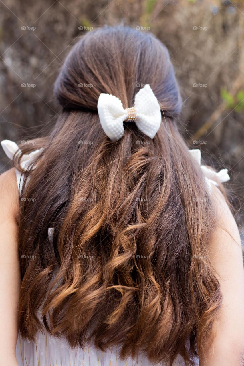 white hair bow