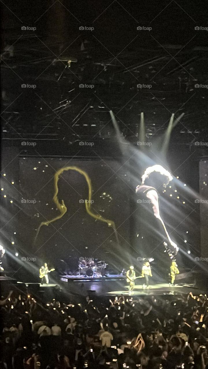 Avenged sevenfold fold concert tribute to their drummer the Rev who passed away. 