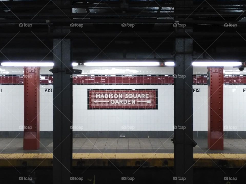 Madison Square Gatden plataform sign made with tiles in a New York subway station.