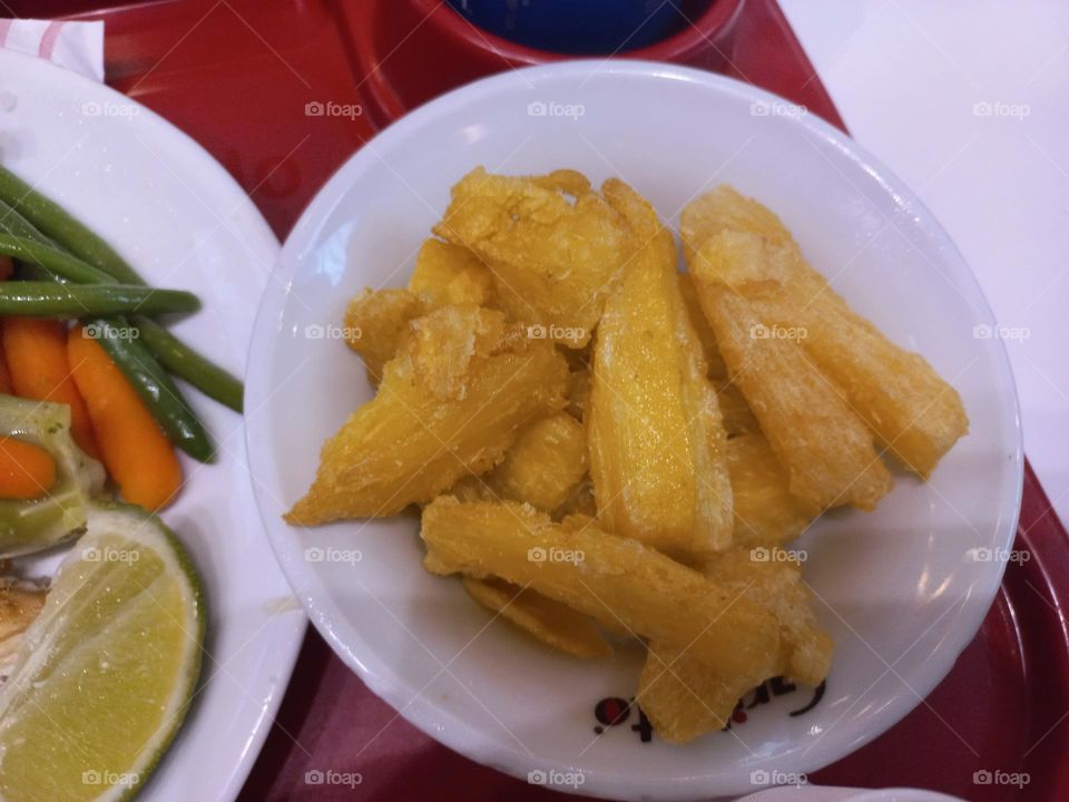 Macaxeira frita ou mandioca  é um acompanhamento delicioso que pode ser agregado ao café da manhã, almoço,  lanche da tarde e jantarou