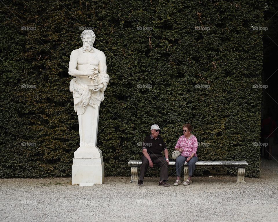 The couple and the statue