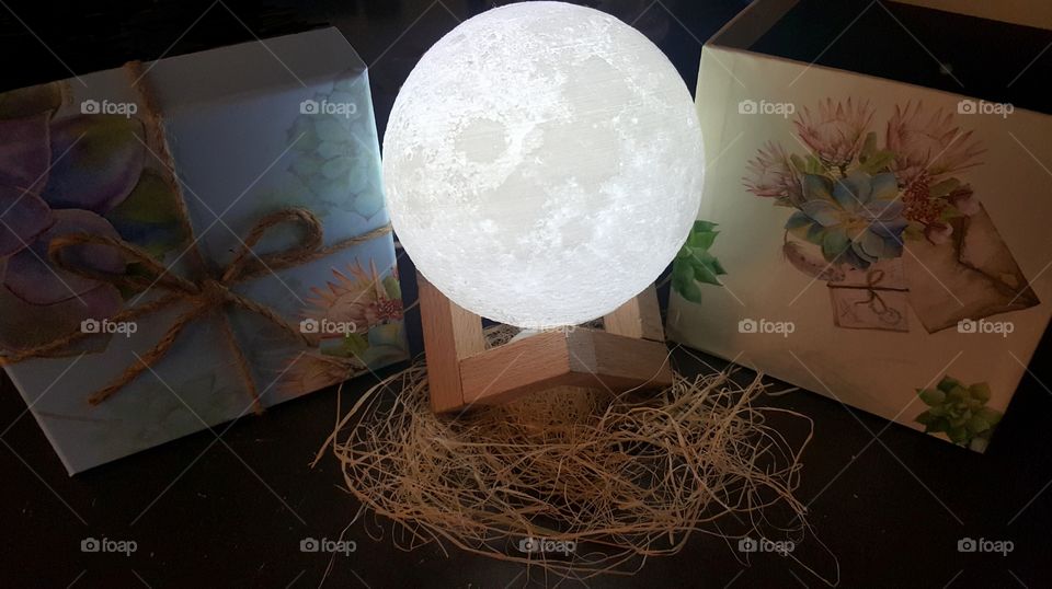 "A Howling Moon,
On A Fleeting Night.
A Starry Baloon
On a Fancy Flight."
-Zarii Bee
I Really Love This Calming Moon Lamp π
It Creates a Lovely Atmosphere Of Wonder and Glee β