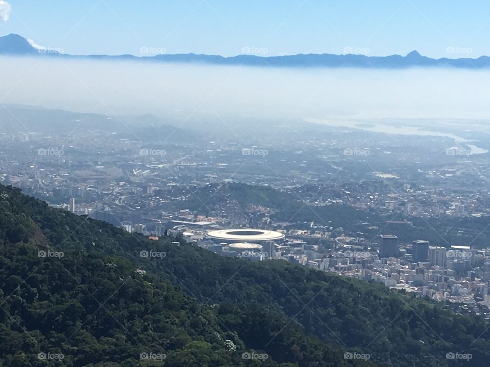 Rio de Janeiro visto pelo alto! Além da bela paisagem, pôde-se ver também o estádio emblemático do Maracanã.