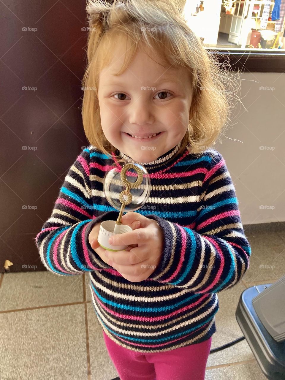 🇺🇸 The joy of teaching my daughter to soap bubbles!  She had a lot of fun! / 🇧🇷 A alegria em ensinar minha filha a fazer bolas de sabão! Ela se divertiu bastante!