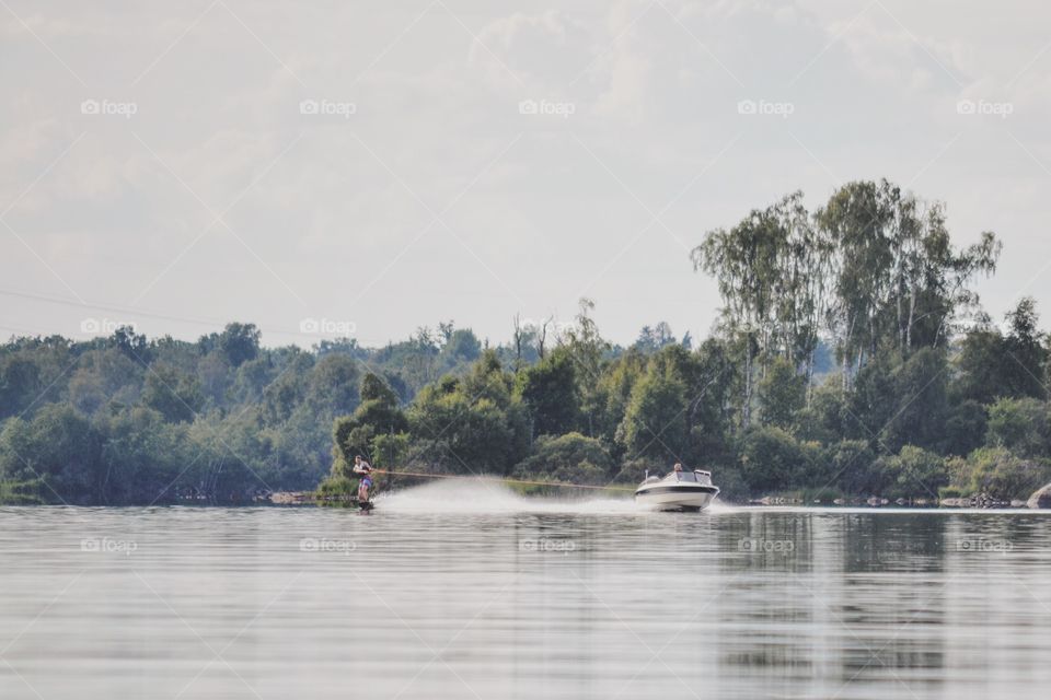 People waterskiing