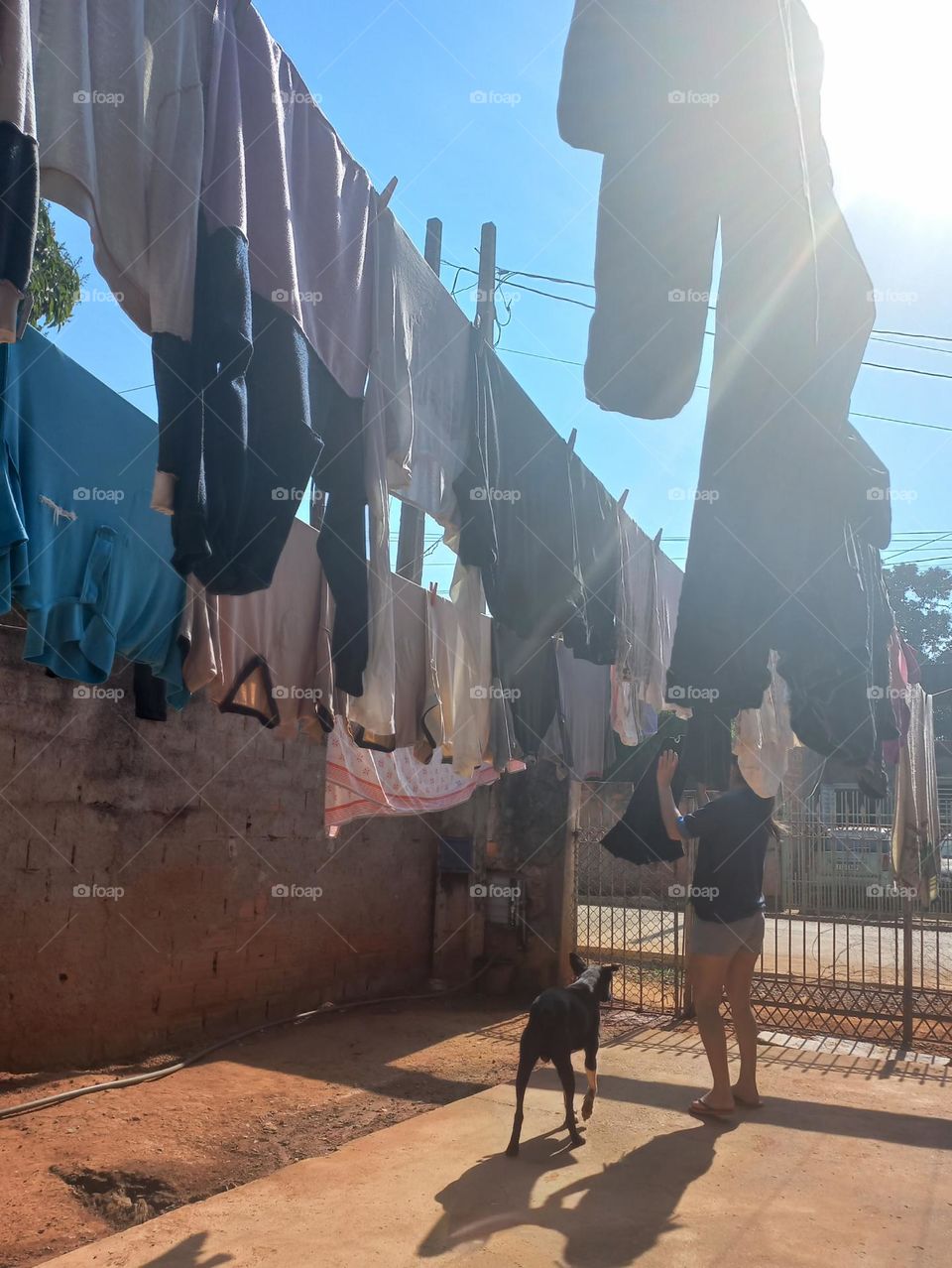 Roupas no varal.  O vento é mais eficaz, que o Sol na secagem das roupas no varal. Ele movimenta as partículas de ar, que se chocam com as moléculas  de água do tecido agilizando sua evaporação,   o calor do Sol, provoca um processo igual, mas lento