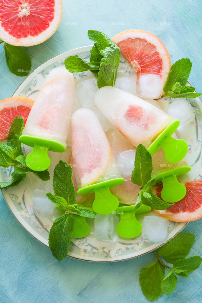 Homemade grapefruit popsicles with ice and mint